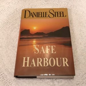 Safe Harbour by Danielle Steel 🎅🏻Flash Sale🤶🏻